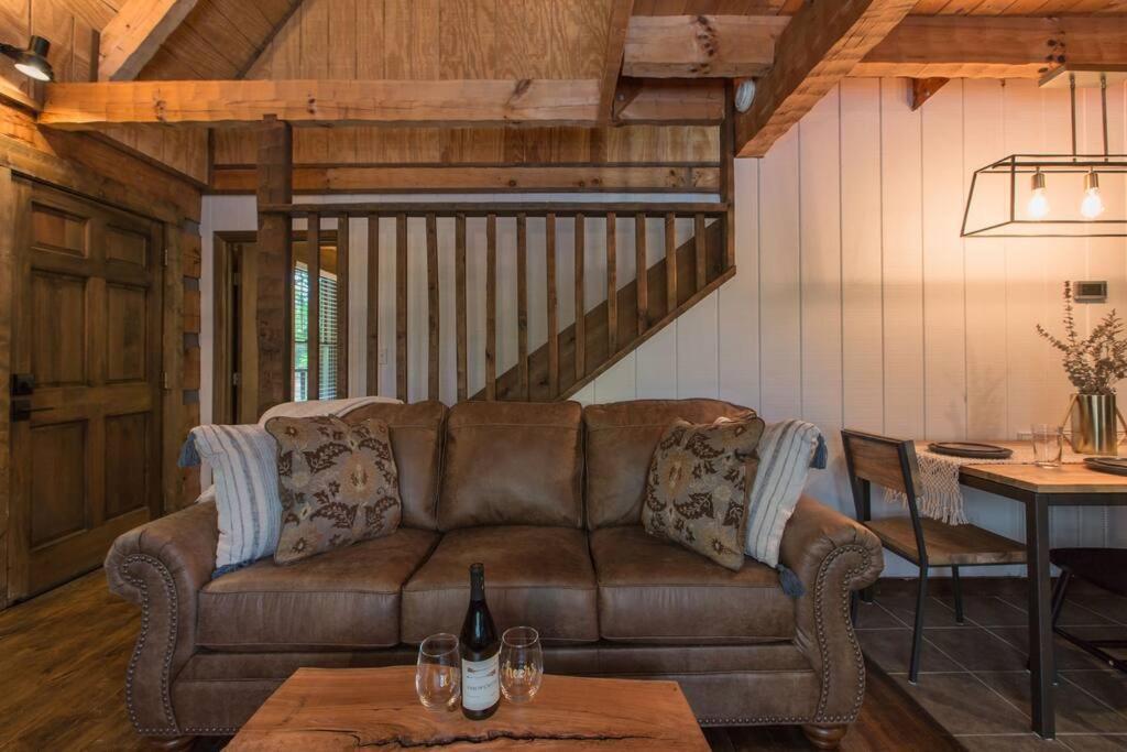 Southern Oak Cabin - Newly Remodeled - Close To All Attractions เซอเวียร์วีล ภายนอก รูปภาพ