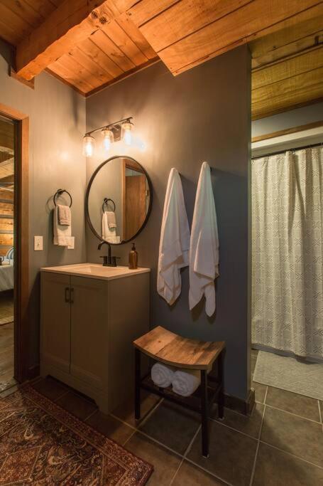 Southern Oak Cabin - Newly Remodeled - Close To All Attractions เซอเวียร์วีล ภายนอก รูปภาพ