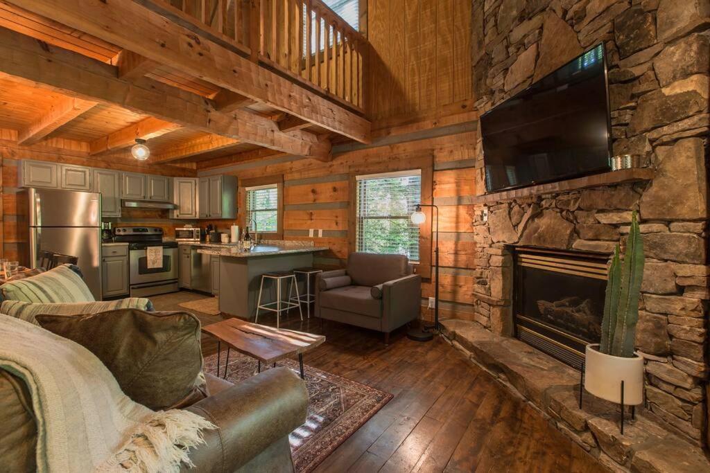 Southern Oak Cabin - Newly Remodeled - Close To All Attractions เซอเวียร์วีล ภายนอก รูปภาพ